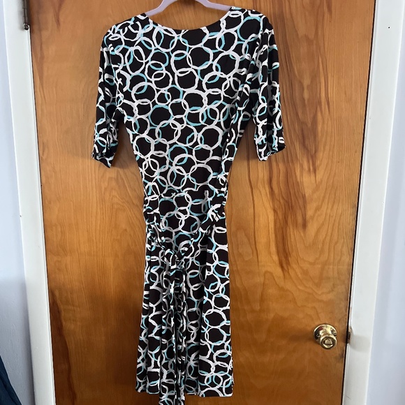 Chaps brown blue white V-neck short sleeve faux wrap tie polyester dress. - Picture 5 of 5